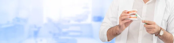 Dentista con cepillo de dientes, enfoque en el cepillo de dientes . — Foto de Stock