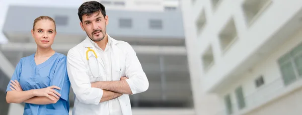 Médicos en el hospital trabajando con otro médico . — Foto de Stock