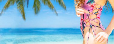 Yaz tatilinde sahilde mutlu genç kadın.