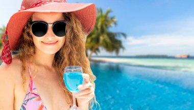 Yaz tatilinde sahilde mutlu genç kadın.