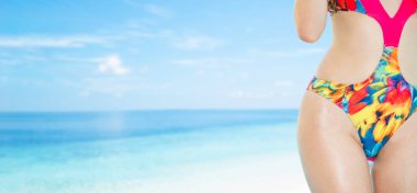 Yaz tatilinde sahilde mutlu genç kadın.