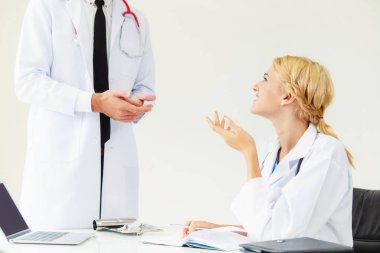 Hastanedeki kadın doktor eşiyle konuşuyor.
