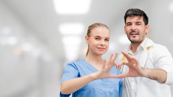 Médecins à l'hôpital travaillant avec un autre médecin . — Photo