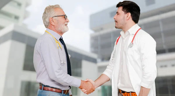 病院の医師が別の医師と握手. — ストック写真