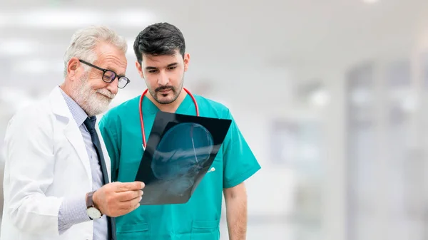 Médicos en el hospital trabajando con otro médico . — Foto de Stock