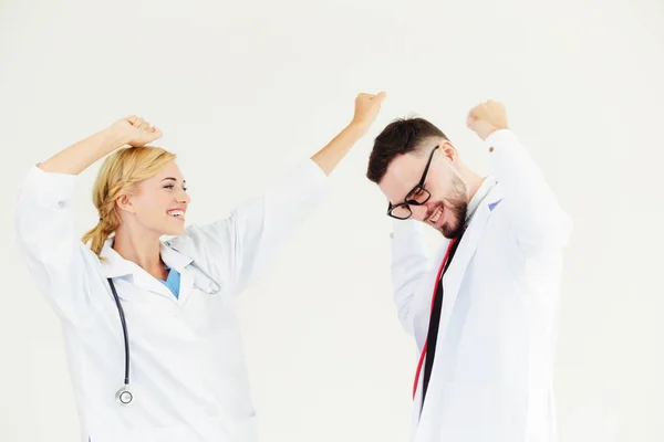 Feliz médico celebra el éxito con su pareja . — Foto de Stock