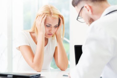 Hastane Ofisinde Erkek Doktor ve Kadın Hasta