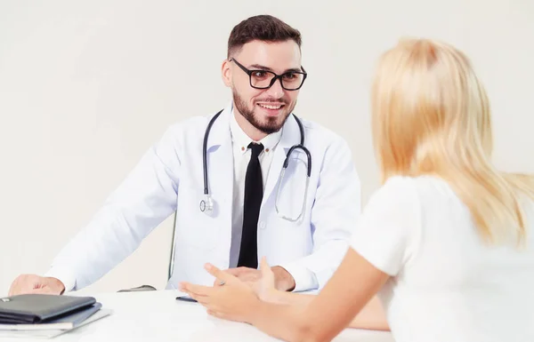 Médico y paciente femenino en el consultorio del hospital — Foto de Stock