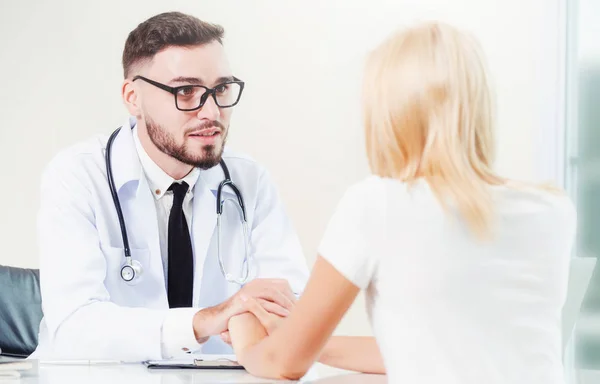 Médico y paciente femenino en el consultorio del hospital — Foto de Stock