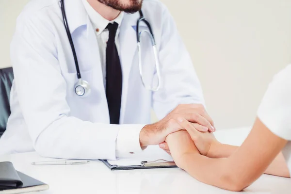 Médecin et patiente dans le bureau de l'hôpital — Photo