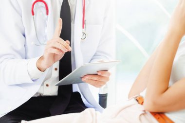 Hastane Ofisinde Erkek Doktor ve Kadın Hasta