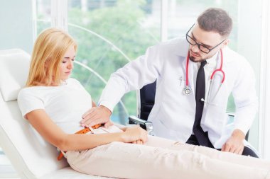 Hastane Ofisinde Erkek Doktor ve Kadın Hasta