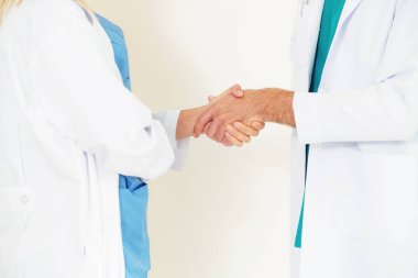 Gp doktor cerrahi doktor ile el sıkışıyor.