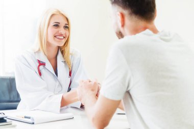 Kadın Doktor ve Erkek Hasta Hastane Ofisinde
