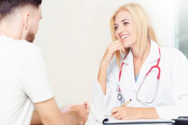 Kadın Doktor ve Erkek Hasta Hastane Ofisinde