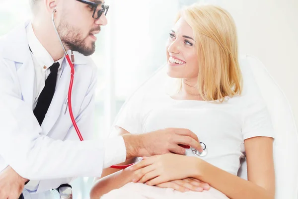 Medico maschile e paziente femminile in ospedale ufficio — Foto Stock