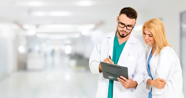 Médicos que trabajan con un colega en el hospital. —  Fotos de Stock