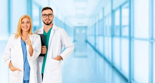 Läkare som arbetar med kollegor på sjukhuset. — Stockfoto