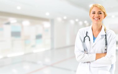 Hastane ofisinde çalışan kadın doktor..