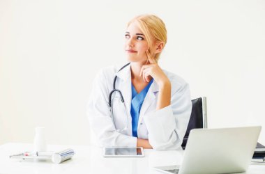 Hastanede tıbbi rapor üzerinde çalışan doktor.