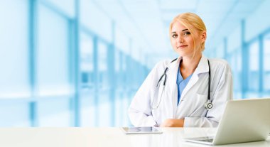 Hastanede dizüstü bilgisayar kullanan bir doktor..