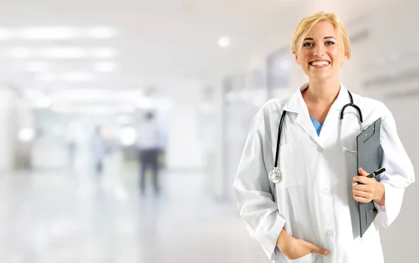 Mulher médica que trabalha no consultório do hospital. — Fotografia de Stock