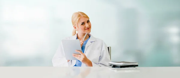 Médico usando tableta en el hospital. — Foto de Stock