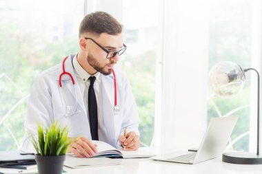 Doktor dizüstü bilgisayar hastanesinde çalışıyor.