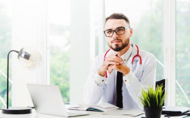 Doktor dizüstü bilgisayar hastanesinde çalışıyor.