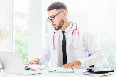 Doktor dizüstü bilgisayar hastanesinde çalışıyor.