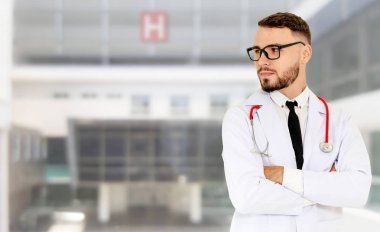 Hastanede çalışan genç erkek doktor..