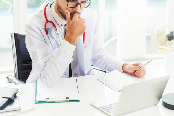 Medico che lavora su computer portatile ospedale . — Foto Stock