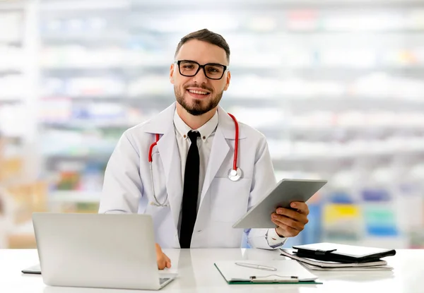 Farmacêutico que utiliza comprimidos na farmácia . — Fotografia de Stock