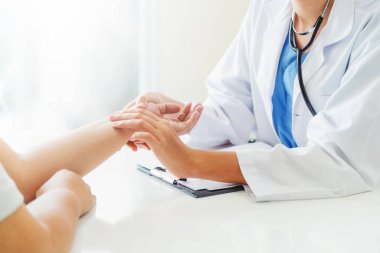 Kadın Doktor ve Kadın Hasta Hastane Ofisinde