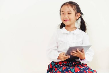 Tablet ile beyaz arka plan üzerinde küçük çocuk.