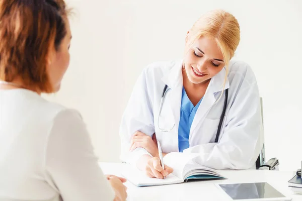 Donna medico e paziente femminile in ospedale ufficio — Foto Stock