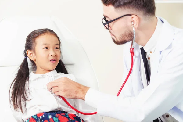 Doctor examining little happy kid in hospital. — Stock Photo, Image