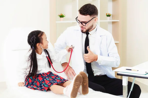 Happy little kid visit doctor in hospital office. — Stock Photo, Image