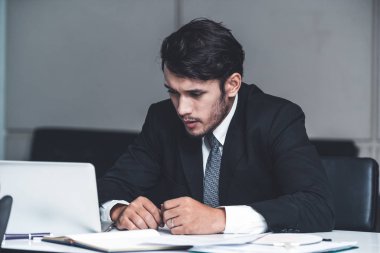 Mutsuz genç adam, ofiste işadamı.