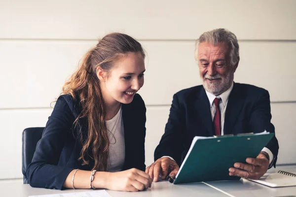 Gerente ejecutivo senior y jóvenes empresarios —  Fotos de Stock