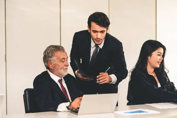 Gente de negocios, gerente y empleado en la reunión. — Foto de Stock