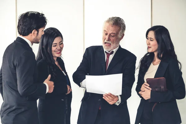 Geschäftsleute, Manager und Mitarbeiter in Besprechung. — Stockfoto