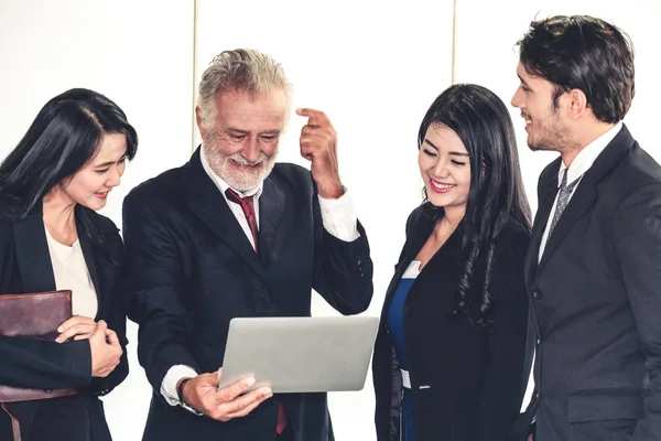 Geschäftsleute, Manager und Mitarbeiter in Besprechung. — Stockfoto