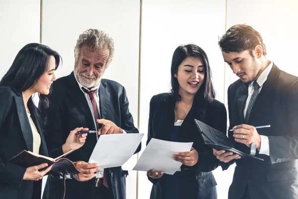 Gente de negocios, gerente y empleado en la reunión. — Foto de Stock