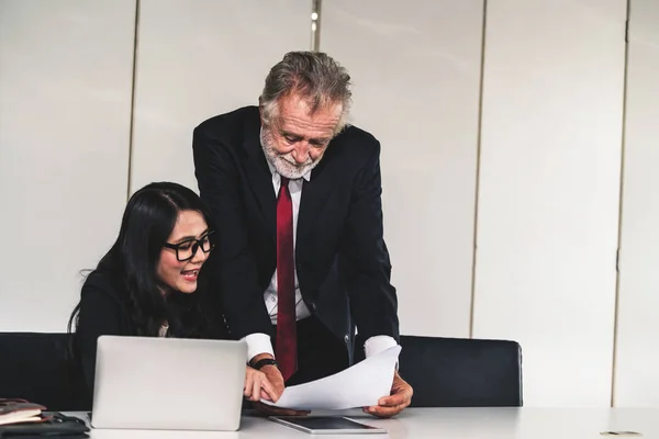 Gerente ejecutivo senior y joven empresaria. —  Fotos de Stock