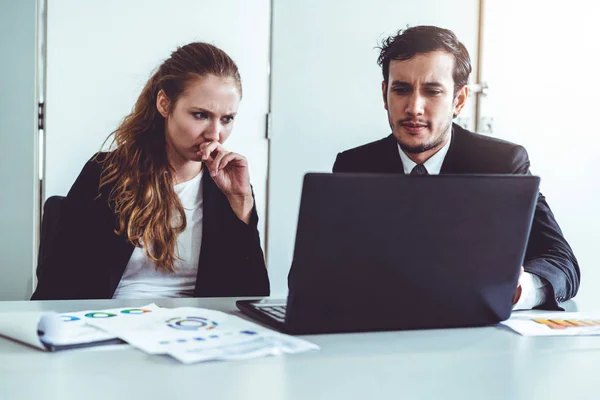 Ongelukkige serieuze zakenman en zakenvrouw. — Stockfoto