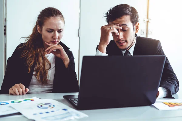 Infeliz hombre de negocios serio y mujer de negocios . — Foto de Stock