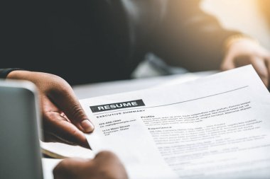 Aday eller mülakata devam etsin..