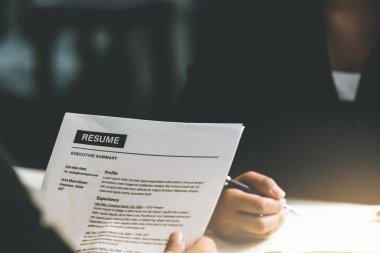 İnsan Kaynakları Müdürü CV özgeçmişini okudu