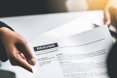 Aday eller mülakata devam etsin..